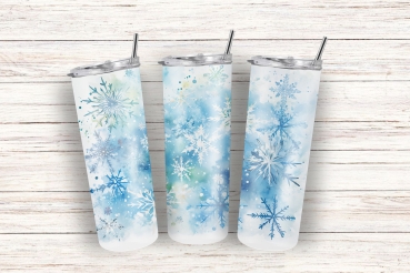 Drei schlanke Thermobecher mit winterlichem Schneeflocken-Design in Blau- und Weißtönen, stehend auf einem hellen Holzuntergrund. Perfekt für heiße oder kalte Getränke mit einem Fassungsvermögen von 590 ml. Ideal für die winterliche Saison und stilvolles